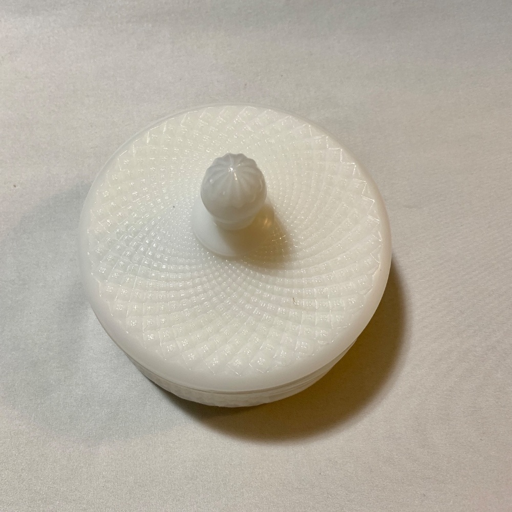 Vintage MCM Westmoreland Milk Glass English Hobnail 5” Powder Jar 1960's - Picture 2 of 4